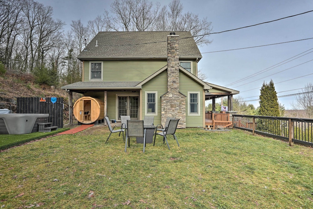 Large Yard and Games Edgewater Escape in Paupack — 4-Star Luxury Hotel in Lakeville, United States