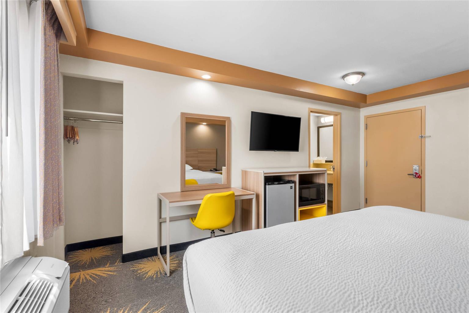Econo Lodge Woodbridge - photo 6