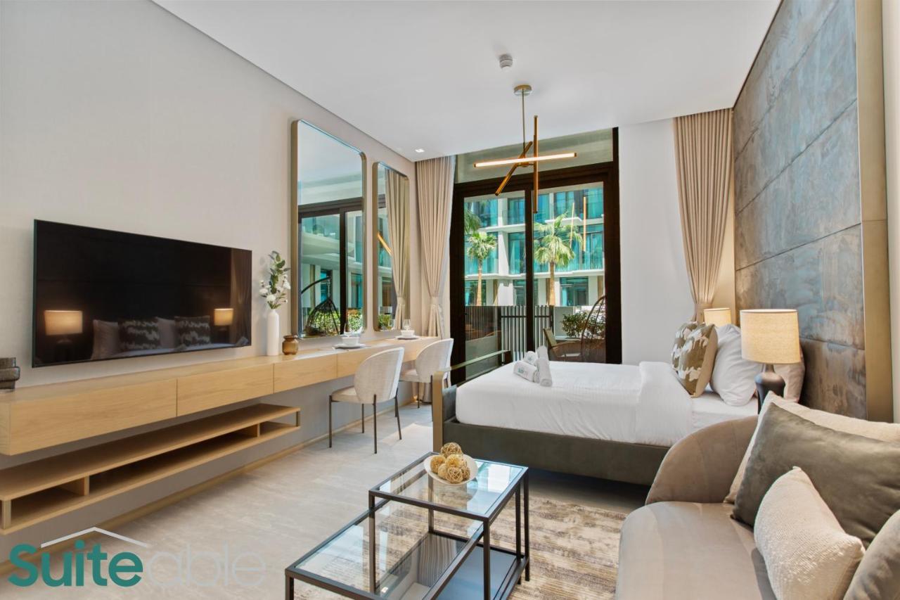 Chic Studio with Pool Access in the Autograph - carbon neutral hotel in Dubai