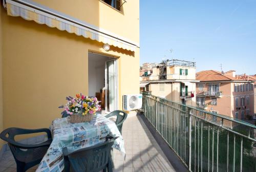 Trilocale Mazzini con 2 balconi — 4-Star Luxury Hotel in Varazze, Italy