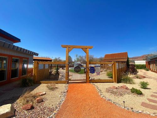Timber & Tin H 2Bed 2Bath w Pool & Rooftop Deck in Kanab, United States