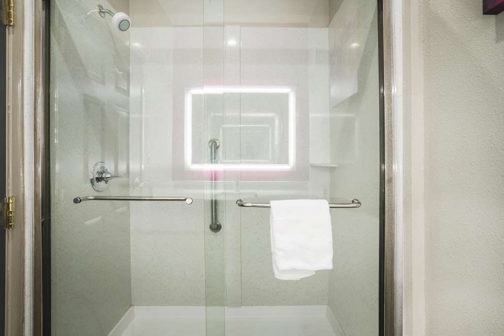 La Quinta Inn & Suites by Wyndham Chattanooga North Hixson - photo 26