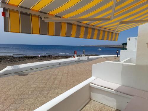 El Mar de Peyo Primera Linea de Playa — hotel near César Manrique-Lanzarote Airport