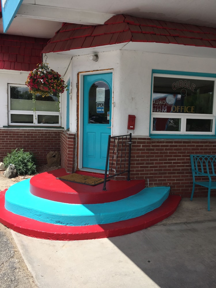 Circle R Motel - photo 2