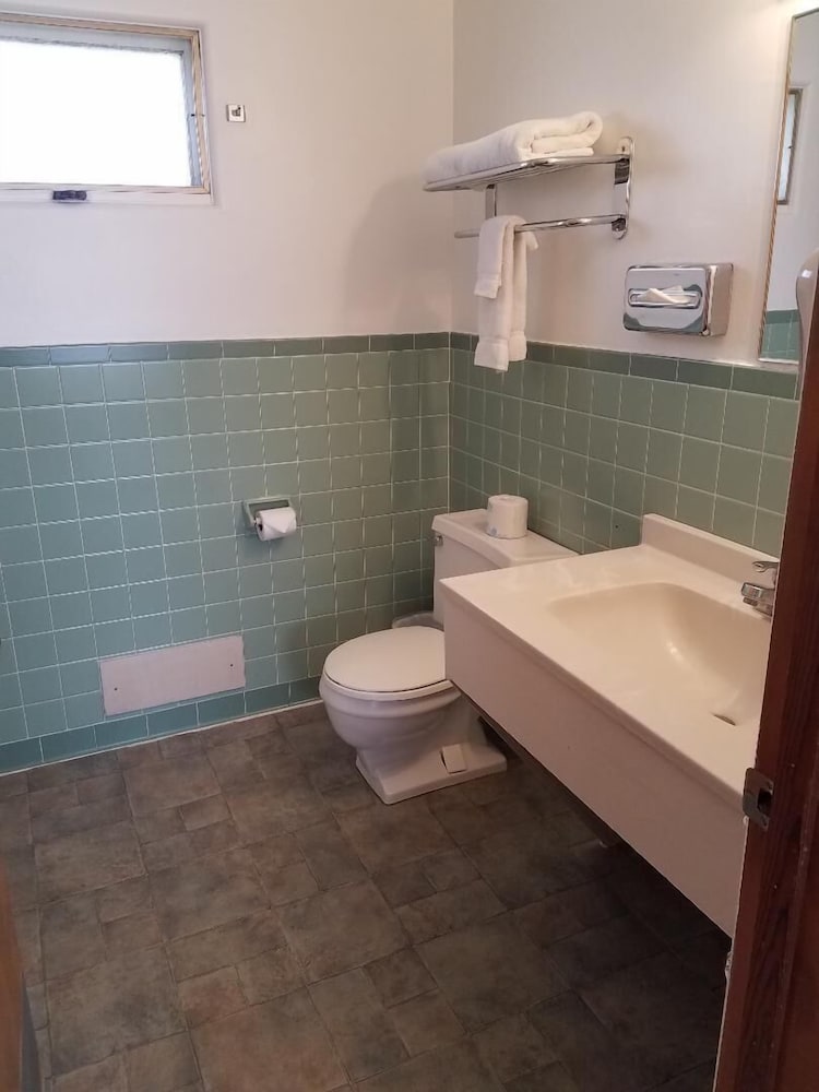 Raine Motel - photo 22