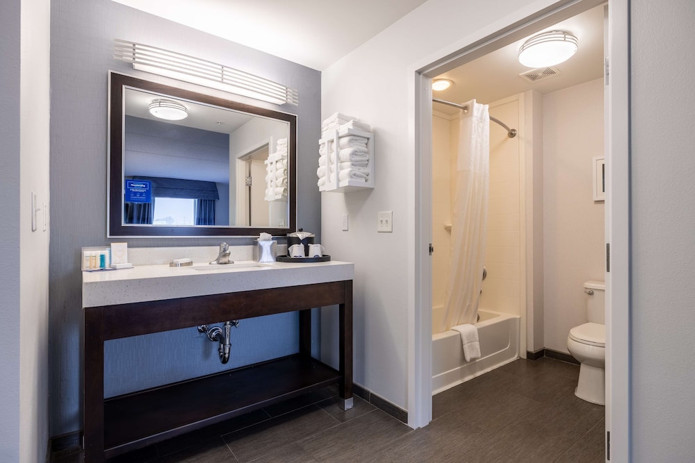 Hampton Inn & Suites Greensboro Coliseum Area - photo 40