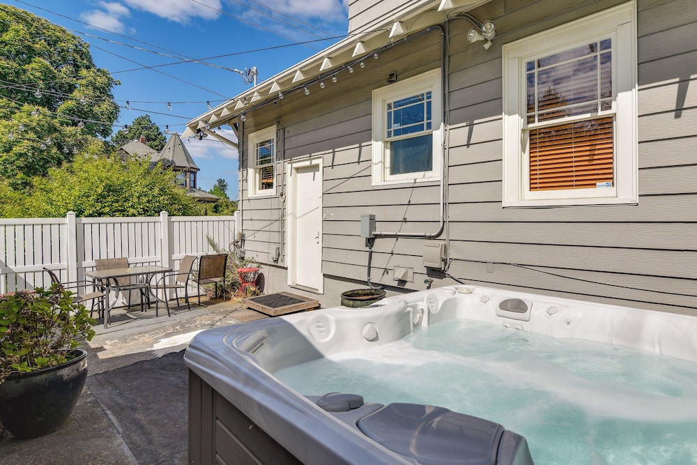 Walk to Williams District Home with Hot Tub and Patio — 4-Star Luxury Hotel in Portland, United States