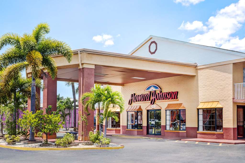 Howard Johnson by Wyndham Ft. Myers FL - photo 2