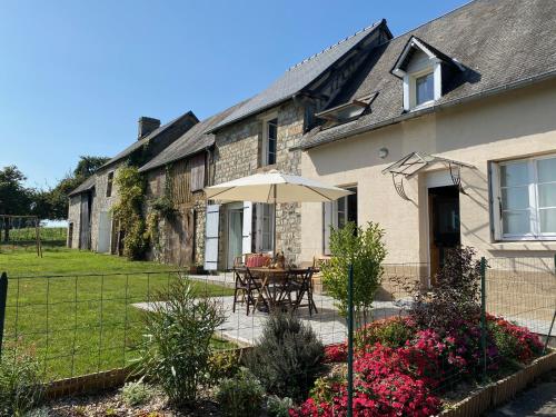 Entire Farm House stay La GAcrouardiA re — 4-Star Luxury Hotel in Barenton, France
