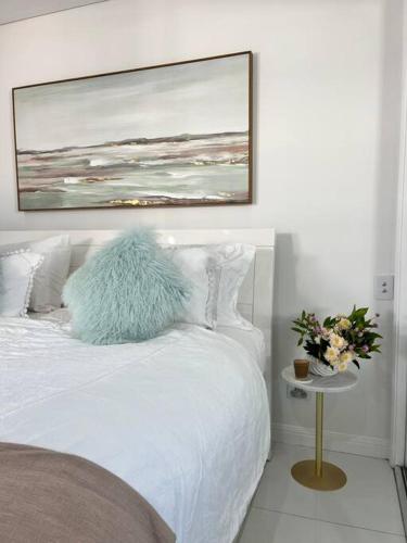 Bondi Beach Waves Beachfront Apartment — 4-Star Luxury Hotel in Sydney, Australia
