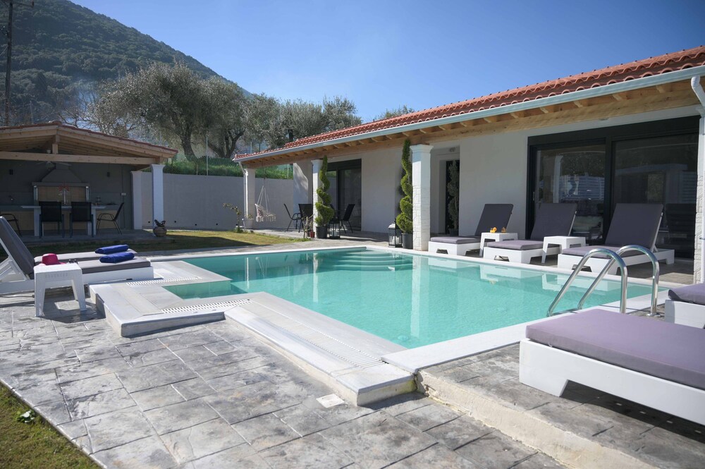 6 Bed Villa Sleeps 15 Pets Pool Jacuzzi — 4-Star Luxury Hotel in Corfu, Greece