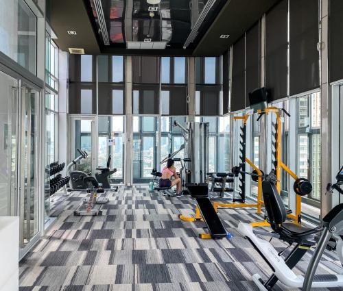 Contemporary High Rise 2BR Ultra Fast Wifi Sathorn