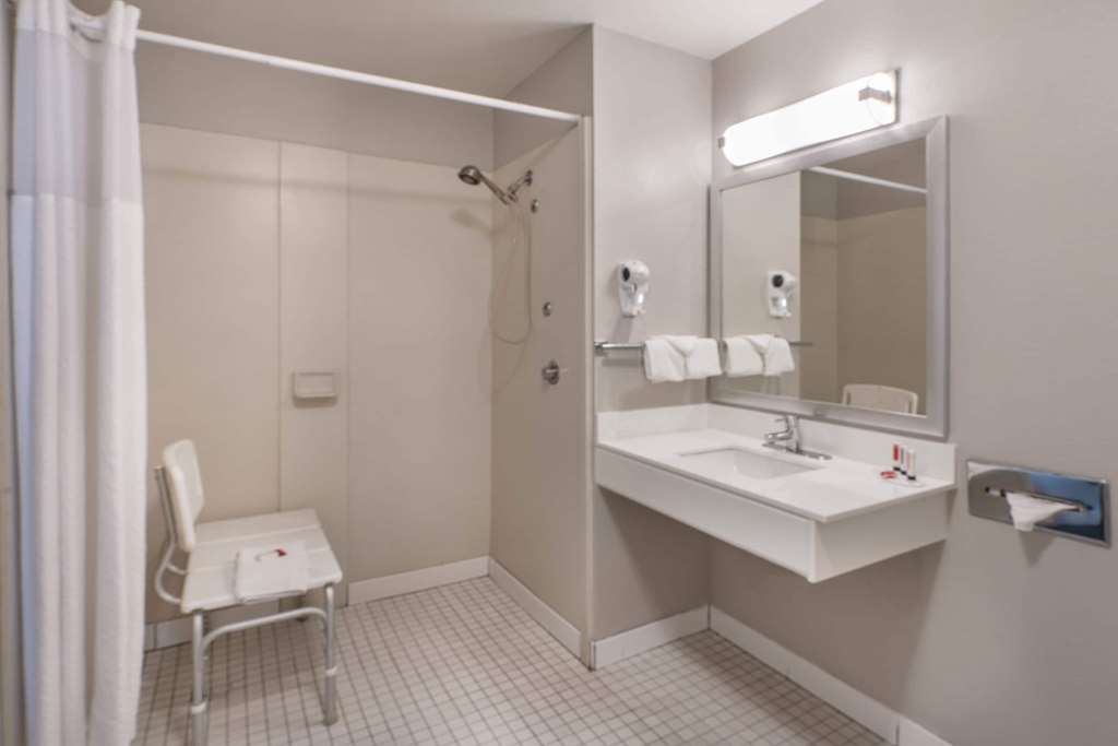 Baymont by Wyndham Albuquerque Airport - photo 13