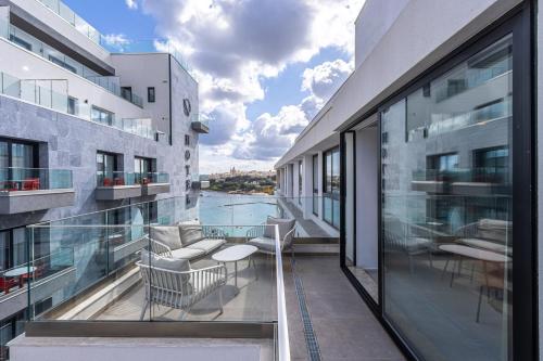 Designer seaside 2BR APT with WIFI and AC & comfy beds by 360 Estates — 4-Star Luxury Hotel in Gzira, Malta
