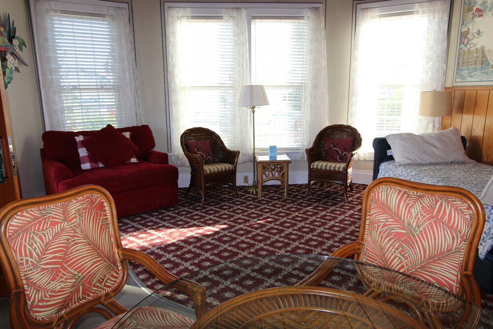 Edgewater Beach Inn - photo 12