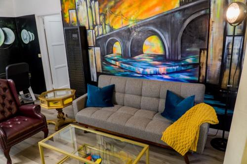 Artful Retreat King Bed Work Desk Wifi Unique Murals Perfect For Business Travelers Downtown And Near Universal Studios 18462334 — Burbank