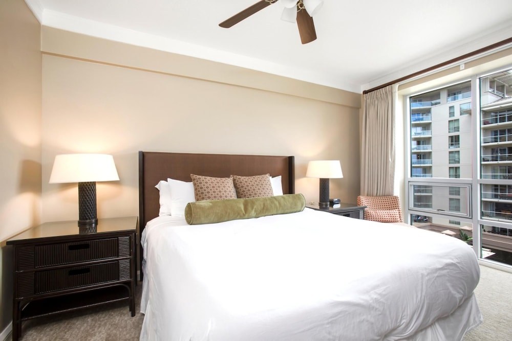 Honua Kai Hokulani Collection by KBM 2 Units on same floor — 5-Star Luxury Hotel in Ka'anapali, United States