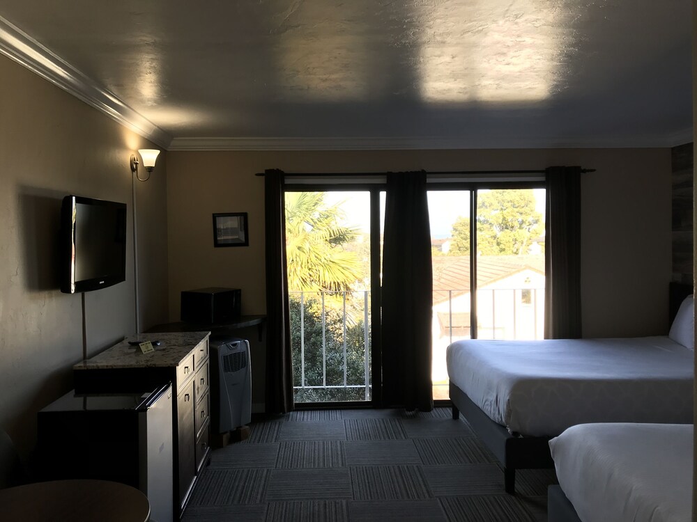 Inn By the Bay Monterey - photo 12
