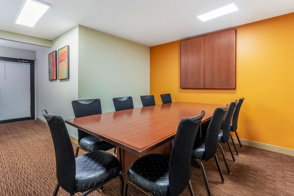 La Quinta Inn & Suites by Wyndham Chicago Tinley Park - photo 39