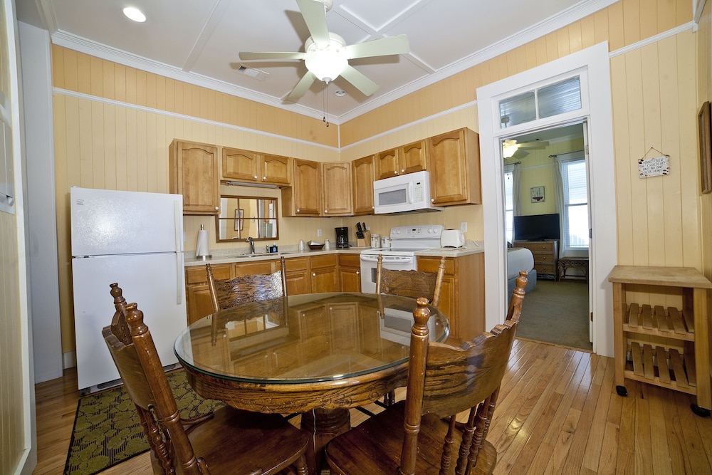 Georgianne Inn & Suites - photo 30