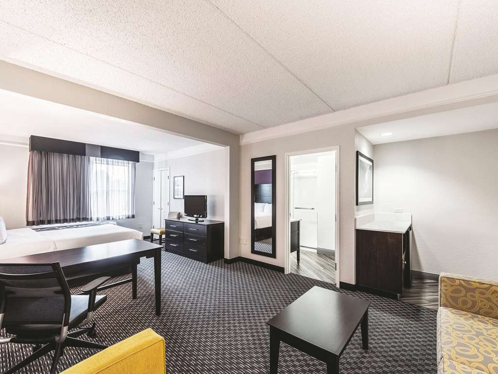 La Quinta Inn & Suites by Wyndham San Antonio Downtown - photo 19