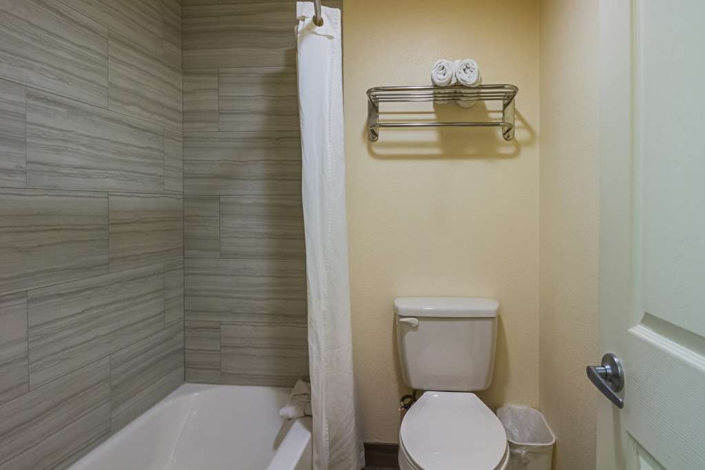 Motel 6 on Maple - photo 28
