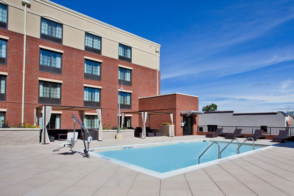 Hampton Inn & Suites Chapel Hill Carrboro Downtown - photo 17