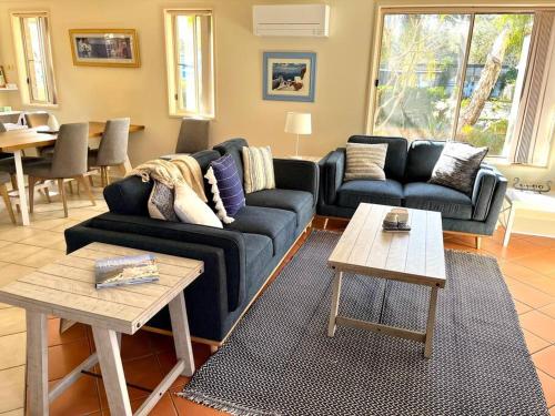 Villa Asteri Hawk's Nest: Walk to everything — 4-Star Luxury Hotel in Hawks Nest, Australia