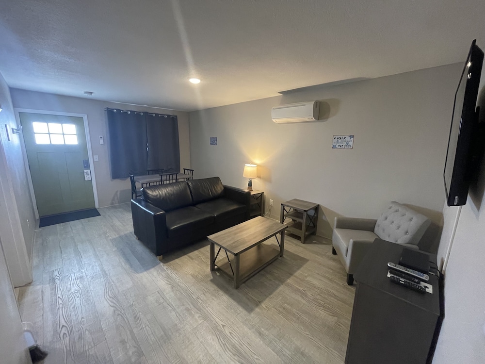 The Coastal Inn and Suites - photo 9