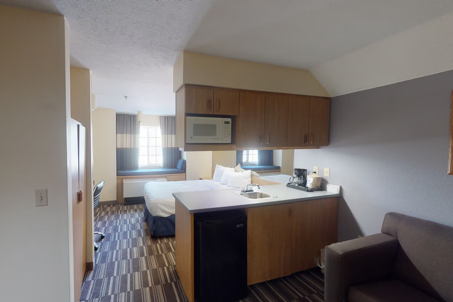 Baymont Inn & Suites by Wyndham Anchorage Airport - photo 12