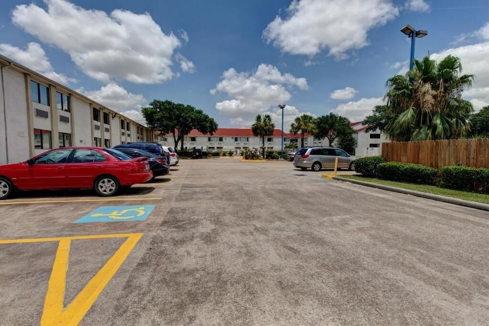 Executive Inn & Suites Hobby - photo 25