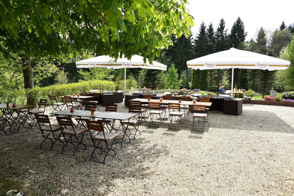 Landhotel Altes Zollhaus — 4-Star Luxury Hotel in Hermsdorf, Germany