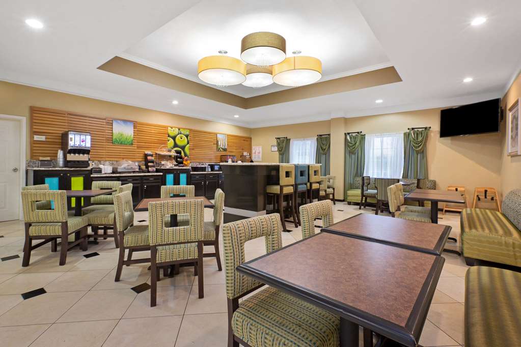 La Quinta Inn & Suites by Wyndham Pearland Houston South - photo 47