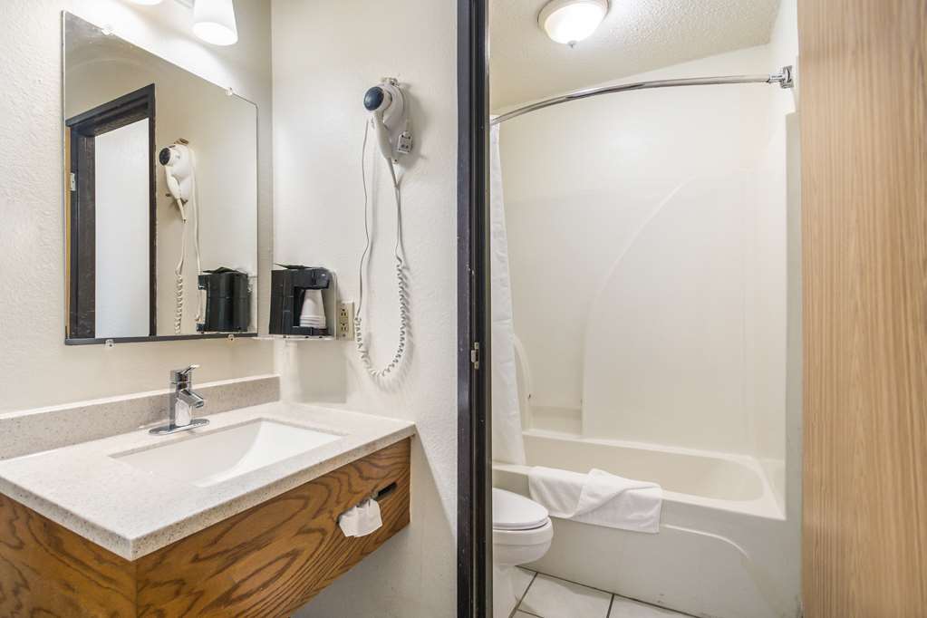 Americas Best Value Inn & Suites Harrisonville - photo 3