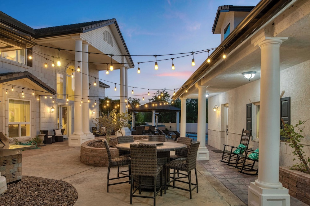 Grand Contento by AvantStay Extraordinary Estate w Pool Movie Room - photo 4