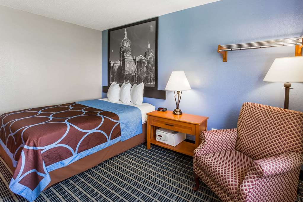 Super 8 by Wyndham Iowa City Coralville - photo 10