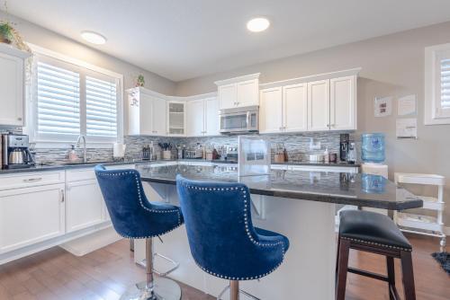 3 Bedroom Luxury Home With Office & Theatre — 4-Star Luxury Hotel in Cochrane, Canada