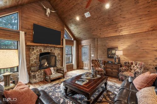 Hot tub Emerald Isle Log Cabin Lake Front — 4-Star Luxury Hotel in Shreveport, United States