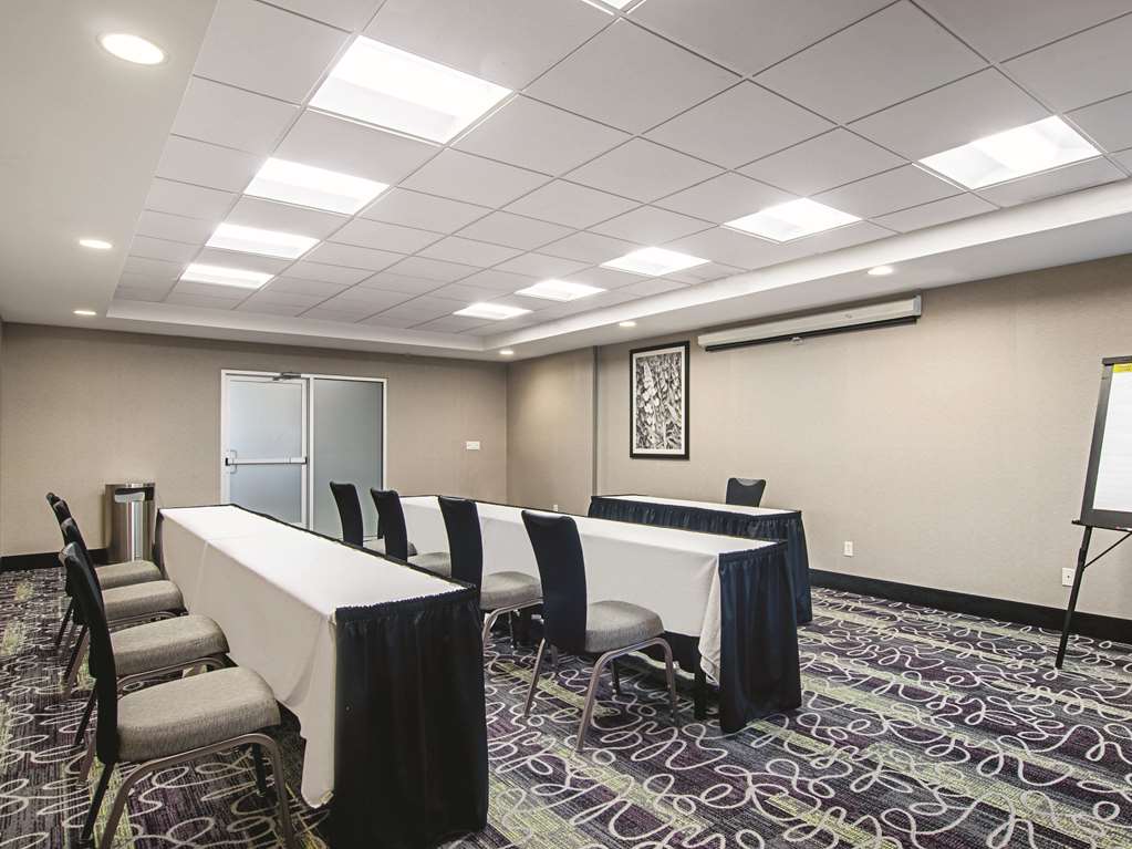 La Quinta Inn & Suites by Wyndham Denver Airport DIA - photo 42