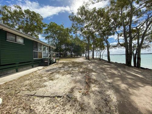 Stafford Hall Burrum Heads Riverfront 3BR Great Views — hotel in Burrum Heads