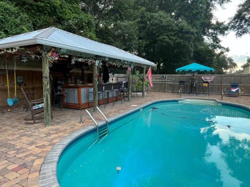 Jan’s Oasis Family Retreat Pool Bar Games & Fun in Pensacola, United States