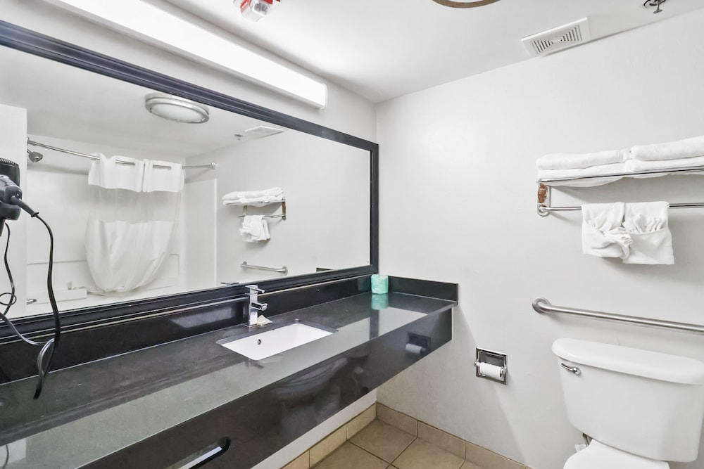 Red Roof Inn & Suites Fayetteville Fort Bragg - photo 21