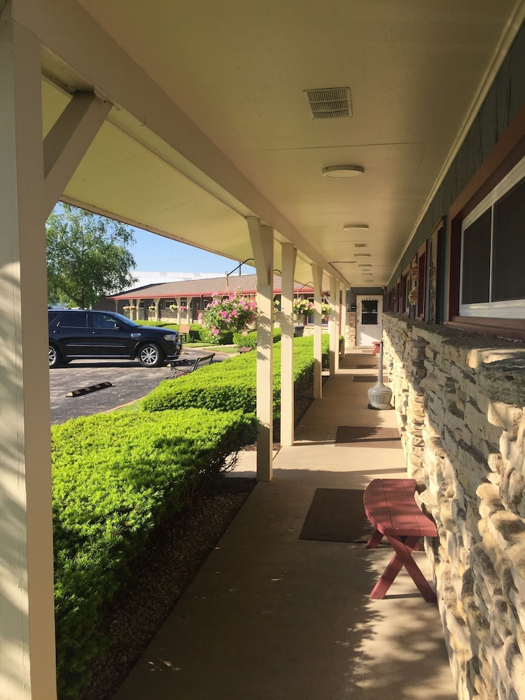 Wisconsin Aire Motel By OYO Random Lake pet-friendly hotel Random Lake