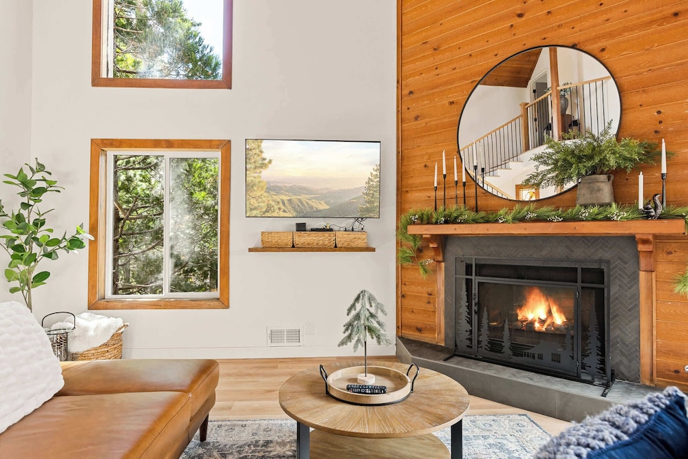 The Fancy Fox Stunning 4 BR Retreat Min to Lake — 4-Star Luxury Hotel in Lake Arrowhead, United States