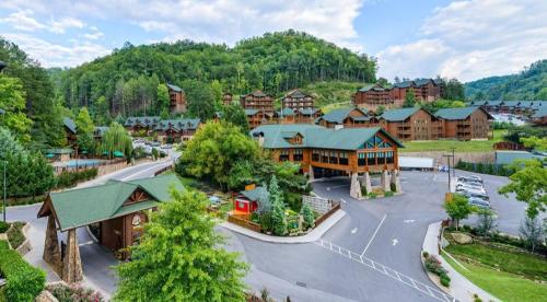 Gatlinburg cabin with waterpark minigolf zipline — 4-Star Luxury Hotel in Gatlinburg, United States