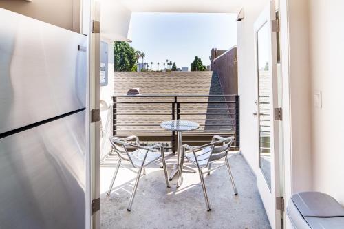 Chic 1 Bed Hollywood Loft Iconic Sign Views & Private Parking — 4-Star Luxury Hotel in Los Angeles, United States