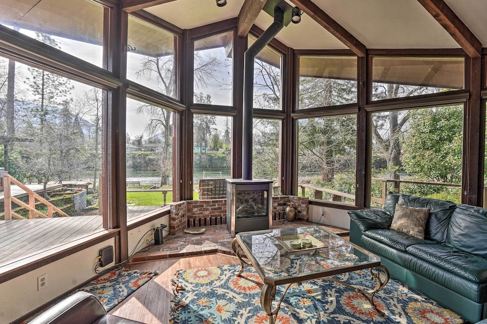 Hot Tub and Views Spacious Getaway on Rogue River — hotel in Grants Pass
