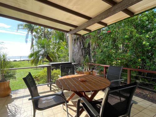 Moonshadow Burrum Heads Beachfront 3BR Water Views — hotel in Burrum Heads