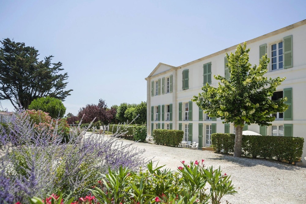 Maeva Particuliers Residence Le Palais Des Gouverneurs — 4-Star Luxury Hotel in Saint-Martin-De-Re, France