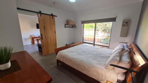 Red Ochre Large Apartment with Private Courtyard — Port Pirie — photo 3
